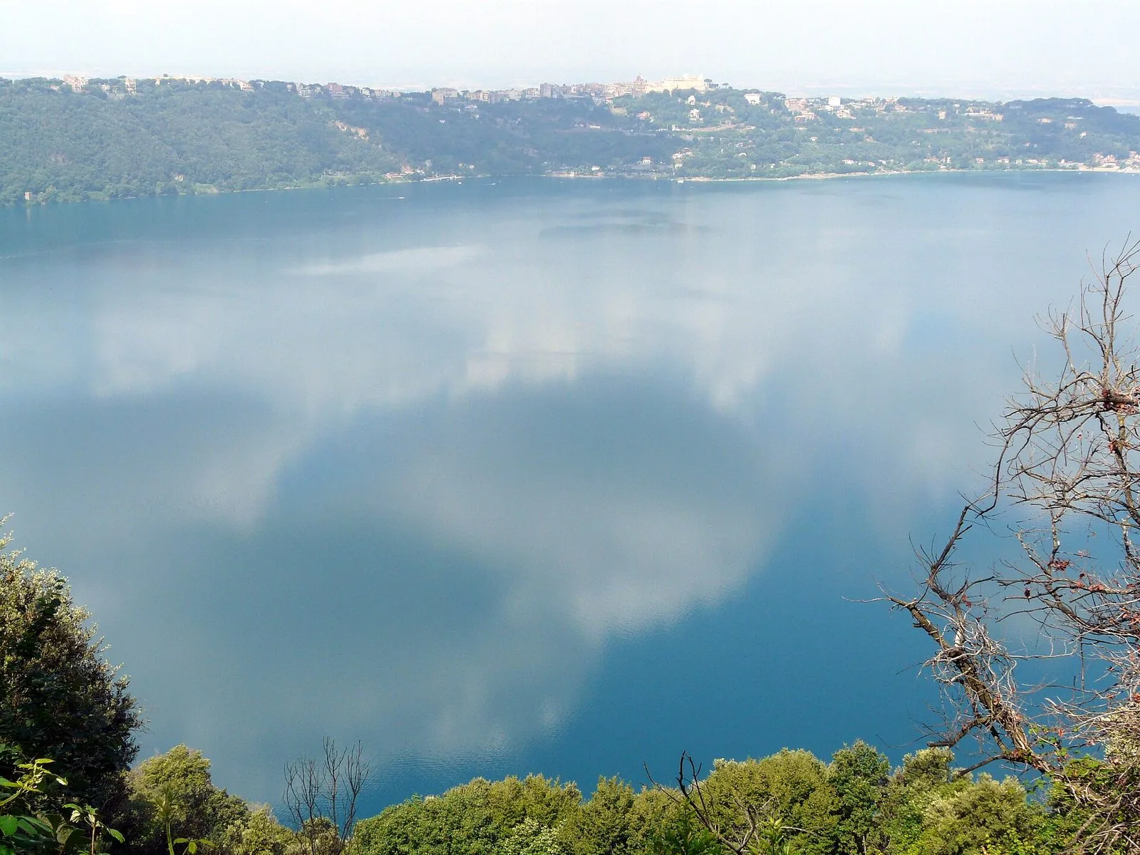 Il lago Albano visto dall'alto, con il borgo di Castel Gandolfo e il Palazzo Apostolico sul bordo del cratere