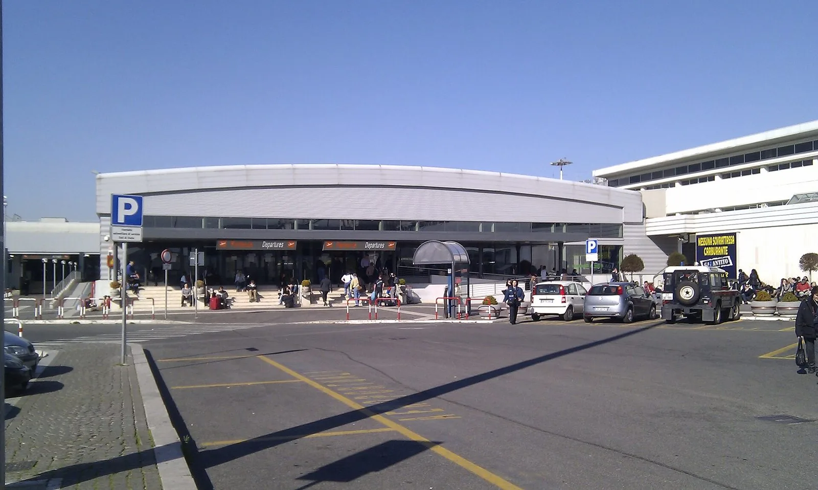 Il terminal partenze dell'aeroporto di Roma Ciampino con il parcheggio antistante