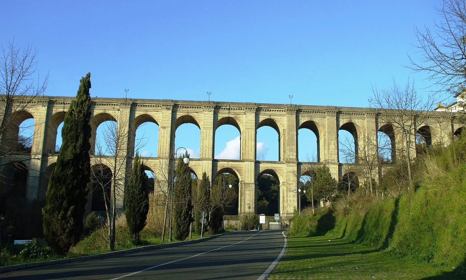 Le arcate del ponte monumentale di Ariccia viste dalla strada sottostante